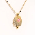 Detail van gouden ketting met onregelmatige wolkhanger, roze edelsteen en kleine diamantaccenten - Wolk Hanger Ketting / Goud