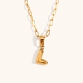 Vue détaillée du collier trombone plaqué or 18K avec un pendentif lettre L en relief 3D - Or-L
