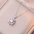 Macro-opname van sprankelende sneeuwvlok hanger met zirkonia op een champagne doosje - Zilveren Ketting