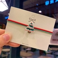 Dettaglio del ciondolo albero di Natale su elastico per capelli rosso e verde festivo - Albero di Natale