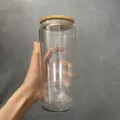 12oz doppelwandiges Sublimationsglas mit Bambusdeckel und Strohhalm in der Hand gehalten - 20OZ Doppelschichtig Transparent
