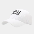 Detalle del bordado MOM negro sobre una gorra de béisbol de algodón blanco - Estilo MOM / Blanco