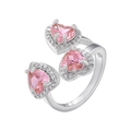 Dettaglio di tre pietre rosa a cuore con contorno di diamanti su anello argento - Argento Zircone Rosa