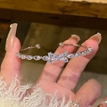 Detailaufnahme von silbernem Armreif mit Zirkonia-Schmetterling und Marquise-Steinen - Silber