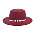 Primer plano de un sombrero plano burdeos de lana sintética con banda decorativa - M (56-58cm) / Fedora Vintage Británico / Burdeos