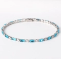 Detaillierte Makroansicht des silberfarbenen Armbands mit blauen Zirkonia und Kristallen - Seeblauer Zirkonia Weißgold