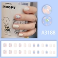 Uñas postizas cortas cuadradas con patrón floral azul claro y acabado blanco crema - Estilo de Pegamento de Flores Azul Crema Suave (A3188)