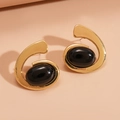 Dettaglio di orecchini vintage in metallo dorato con pietra ovale nera lucida incastonata - Perno in acciaio inossidabile - Oro