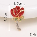 Dettaglio spilla a rosa con strass rossi, dimensioni 4,3 cm x 2,3 cm e peso di 7,4 grammi - D996 Rosa Rossa