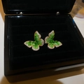Détail des boucles d'oreilles papillon vertes avec cristaux scintillants et bords dorés - 19# Tige en argent - Or - Vert - Style plaqué or