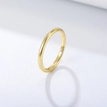 Detailansicht des 925-Silberstempels auf der Innenseite des minimalistischen Goldrings - US 5 / Gold