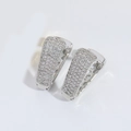 Dettaglio orecchini a cerchio in argento con pietre di zirconia cubica micro pavé - Argento Forma a V (ES2738-2)