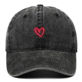 Casquette de baseball en coton délavé gris foncé avec broderie cœur rouge sur le devant - Réglable / Noir
