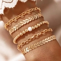 Ensemble de cinq bracelets dorés superposés avec perles et motifs fléchés - Ensemble de 5 bracelets en perles dorées (3005)