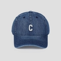 Dettaglio di un cappellino da baseball in denim blu con ricamo bianco della lettera C - M (56-58cm) / Blu scuro