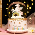 Primer plano de una bola de nieve de unicornio con una base rosa en forma de pastel - Unicornio Arcoíris
