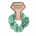 Elastico per capelli in raso verde chiaro su biglietto regalo per damigella - Verde Smeraldo
