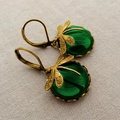 Makroaufnahme von Vintage Libellen Ohrringen mit grünen Steinen und Bronzefassung - Grün