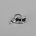 Polsino per orecchio in argento con pietre di zircone nero e croce di tendenza - Clip per osso dell'orecchio (Singolo) / Argento