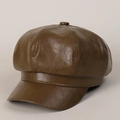 Detalle de la gorra de repartidor en cuero marrón oscuro con textura y diseño octogonal - M(56-58cm) / Camel