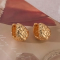 Eleganti orecchini a cuore placcati in oro con texture irregolare su sfondo vintage - Cerchio Irregolare Dorato (45034)