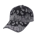 Detalle de gorra de béisbol negra con estampado de cachemira blanco - Ajustable / Negro