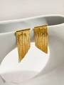 Detailansicht eleganter goldener Quastenohrringe an einem weißen Keramik-Display - Gold