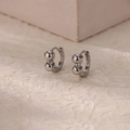 Pendientes de aro plateados minimalistas con cuentas dobles pulidas y acabado de espejo - Doble Perlas Plateadas