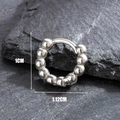 Zilveren titaniumstalen kralen oorbellen met een vintage twist en scharniersluiting - Kralenring Stijl (S407)