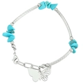 Détail du bracelet argenté avec pierres turquoise bleues et breloque papillon creuse - Vert (Blanc K)