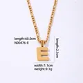 Collar de acero dorado con colgante de letra E texturizada y cadena tipo Fígaro real - Letra E / Dorado
