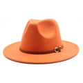 Detail van oranje vilten fedora met bruine lederen band en gouden hoefijzervormige gesp - M (56-58cm) / Oranje