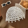Chapeau de pêcheur blanc tissé à la main avec glands de perles sur bois sombre - Taille unique / Blanc