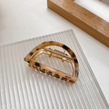 Medium semi-circle hair claw clip featuring a classic brown tortoiseshell pattern - Beige Tortoise Shell