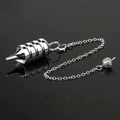 Silberfarbenes Spiral-Pendel-Metallanhänger mit feiner Kette auf reflektierendem schwarzen Grund - Stil 28
