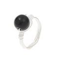 Anillo artesanal de alambre de plata con una perla lisa de piedra natural negra - Negro (10920)