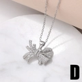 Collier pendentif nœud argenté serti de zircons sur surface en marbre, variante D - Nœud Élégant Classique (D)