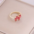 Dettaglio anello oro 18K con tre pietre rosse rettangolari e piccoli zirconi pavé - Aperto Regolabile / Rosso