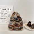 Gros plan du sac à main pelucheux à motif de cœur avec texture douce et doublure soignée - Grille Colorée