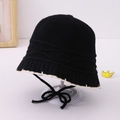 Dettaglio cappello in maglia nera per bambini con trama a ananas e bordo ondulato crema - Nero / 50cm
