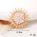 Détail d'une broche tournesol de 4,8cm avec perles nacrées et base en alliage doré - D1129 Tournesol Perle Or