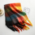 Détail d'une écharpe épaisse à carreaux colorés avec des franges douces sur fond blanc - Noir/Orange/Jaune