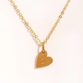 Gros plan du pendentif cœur doré avec la lettre Z gravée sur une fine chaîne maille - Lettre Z