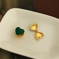 Primer plano de pendientes de corazón bañados en oro con esmalte verde en plato - Verde