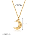 Vista dettagliata del ciondolo a mezzaluna in oro 18K con zirconi e dettagli incisi - Mezzaluna Zirconia