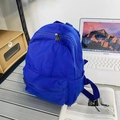 Minimalistischer hellblauer Canvas Rucksack für Damen auf Schreibtisch mit Laptop - Blau