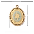 Makroaufnahme des Gold-Edelstahl-Sternanhängers mit grünem Stein und Maßangaben - VG041-Oval Stern Hellgrüner Stein