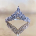 Elegante anello a corona a V con cristalli marquise bianchi su superficie riflettente dorata - US 7 / Oro Bianco