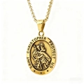 Colgante medalla de San Cristóbal dorado con relieve pulido en collar sobre fondo blanco - Colgante Solo Color Oro (Sin Cadena) (A0701)