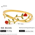 Detail van gouden roestvrijstalen rozenarmband met weergave van 62mm diameter en maat - Drielaagse Rozen-doornarmband (NB-B6346)